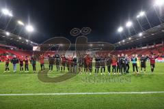 3. Liga; FC Ingolstadt 04 - Hallescher FC; Sieg Jubel Freude Spieler bedanken sich bei den Fans, Ehrenrunde, Tanz