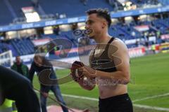 3. Liga; MSV Duisburg - FC Ingolstadt 04; Sieg Jubel Freude Spieler bedanken sich bei den Fans. Dominik Franke (3 FCI) verschenkt sein Trikot