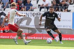 3. Liga; Rot-Weiss Essen - FC Ingolstadt 04; Pascal Testroet (37, FCI) Zweikampf Kampf um den Ball Tarnat Niklas (31 RW)