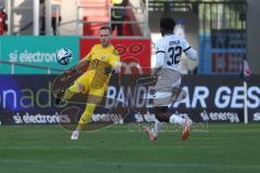 3. Liga - Saison 2023/24 - FC Ingolstadt 04 - Waldhof Mannheim - Torwart  Marius  Funk (Nr.1 - FCI) - Kennedy Okpala (#32 Mannheim) - Foto: Meyer Jürgen