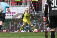2.BL; FC Ingolstadt 04 - SC Paderborn 07; Auf der Lauer Torwart Robert Jendrusch (1, FCI)