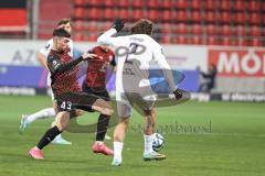 3. Liga; FC Ingolstadt 04 - Erzgebirge Aue; Zweikampf Kampf um den Ball Felix Keidel (43, FCI) Danhof Tim (2 Aue)