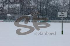 2023_12_1 - - Saison 2023/24 - Schnee auf dem Fussballplatz - DJK Ingolstadt - Platz ist gesperrt - Schild platz ist gesperrt Schnee Tor Spielabsage Schnee - Foto: Meyer Jürgen