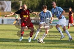 Kreisliga - Saison 2025/26- SV Kasing - FC Sandersdorf - Luca Hilger blau Sandersdorf - Ömer Sali Moustafa rot Kasing - Foto: Meyer Jürgen