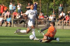 Toto Pokal - Saison 2022/2023 - SpVgg Heßdorf - FC Ingolstadt 04 - Justin Butler (Nr.31 - FCI) - Torwart Sebastian Heinlein (Nr.1 - SpVgg Hessdorf) - Foto: Meyer Jürgen