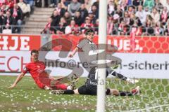 3. Liga; Rot-Weiss Essen - FC Ingolstadt 04; Torchance verpasst Deniz Zeitler (38, FCI) an Pfosten Schultz Michael (4 RWE) Torwart Golz Jakob (1 RWE)
