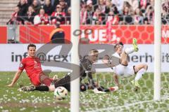3. Liga; Rot-Weiss Essen - FC Ingolstadt 04; Torchance verpasst Deniz Zeitler (38, FCI) an Pfosten Schultz Michael (4 RWE) Torwart Golz Jakob (1 RWE)