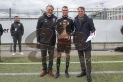 AUDI - Schanzer Amateur Cup 2023 - Finale - TSV Hohenwart - FC Mindelstetten - 5:3 - Geschäftsführer Sport und Kommunikation Dietmar Beiersdorfer (FCI) und Andreas Zelzer (Audi) rechts bei der Siegerehrung - Mitte 1. Sieger TSV Hohenwart Daniel Liebhardt 