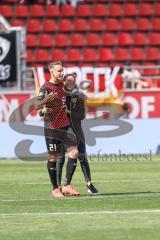 3. Liga; FC Ingolstadt 04 - VfB Lübeck; letztes Spiel Tobias Schröck (21, FCI) feiert mit Cheftrainerin Sabrina Wittmann (FCI)