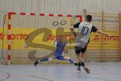 Lotto Bayern Hallencup - Saison 2024/25 - FC Hitzhofen/Oberzell - TSV Ober./Unterhaunstadt- 6 Meter schiessen - Valentin Puhar TW Hitzhofen- Baris Soysal grau Ober./Unterhaunstadt - Foto: Meyer Jürgen