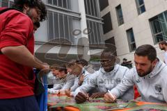 3. Liga; FC Ingolstadt 04 - offizielle Mannschaftsvorstellung auf dem Ingolstädter Stadtfest, Rathausplatz; Autogrammstunde für die Fans, Pascal Testroet (37, FCI) Moussa Doumbouya (27, FCI)