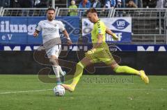 3. Liga; VfB Oldenburg - FC Ingolstadt 04; Pascal Testroet (37, FCI) kommt zu spät Torwart Boevink Pelle (26 VfB)