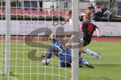 2. Frauen-Bundesliga - Saison 2021/2022 - FC Ingolstadt 04 - SV Henstedt-Ulzburg - Maier Ramona (#18 FCI) mit einer Torchance - Klaas Anneke Torfrau Henstedt - Foto: Meyer Jürgen