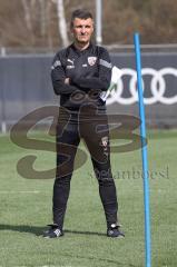 3.Liga - Saison 2022/2023 - FC Ingolstadt 04 -  - Cheftrainer Michael Köllner (FCI) beim ersten Training - Cheftrainer Michael Köllner (FCI) sieht beim aufwärmen zu - Foto: Meyer Jürgen