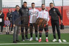 2024_2_17 - Saison 2023/24 - AUDI-Schanzer Amateur Cup - SV Hundszell - FC Gerolfing - Finale - Siegerehrung -   Cheftrainer Michael Köllner (FC Ingolstadt 04) - Lukas Fröde (Nr.34 - FC Ingolstadt 04) mitte - Christopher Nussbaum AUDI Vertretung links - 4