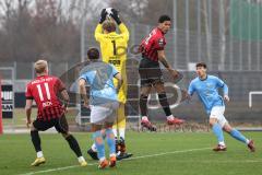 3. Liga; Testspiel - FC Ingolstadt 04 - Chemnitzer SC; Justin Butler (31, FCI) kommt zu spät, Torwart Jakob Jakubov (CFC), Tobias Bech (11, FCI)