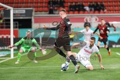 3. Liga; FC Ingolstadt 04 - SC Verl; Torchance verpasst Jannik Mause (7, FCI) Paetow Torge (16 Verl) stört Torwart Unbehaun Luca (1 Verl)