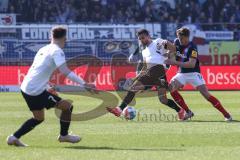 2.BL; Holstein Kiel - FC Ingolstadt 04 - Zweikampf Kampf um den Ball Visar Musliu (16, FCI) Pichler Benedikt (17 Kiel) Dennis Eckert Ayensa (7, FCI)