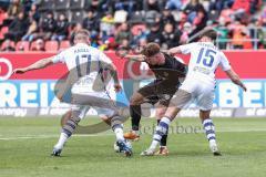 3. Liga; FC Ingolstadt 04 - MSV Duisburg; Zweikampf Kampf um den Ball Sebastian Grönning (11, FCI) Tobias Fleckstein (15 MSV) Marvin Knoll (17 MSV)