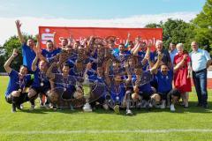 Sparkassenpokal - DJK Ingolstadt - FC Gerolfing - 1. Sieger DJK Ingolstadt - rechts Michael Gaßner, Stellv. Vorstandsmitglied Sparkasse - rechts graue Haare Ludwig Schmidt Kreisspielleiter - Dorothea Deneke-Stoll, 2. Bürgermeisterin rotes Kleid - jubel - 