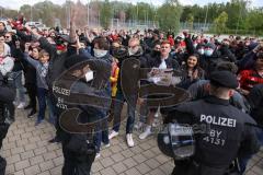 3. Liga - FC Ingolstadt 04 - TSV 1860 München - Spieler gehen zu den Fans die vor dem Stadion waren, Tumult. Polizei, Jubel zum Sieg
