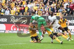 3. Liga; SG Dynamo Dresden - FC Ingolstadt 04; Torwart Drljaca Stefan (1 DD) boxt Ball weg, Daouda Beleme (9, FCI) Schäffler Manuel (9 DD) Lewald Jakob (31 DD)