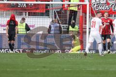 3. Liga; FC Ingolstadt 04 - Rot-Weiss Essen; Torwart Marius Funk (1, FCI) kann den Ball nicht halten, Tor 0:1, Visar Musliu (16, FCI) versteckt sich, Jubel Tarnat Niklas ( RWE) Denis Linsmayer (23, FCI)