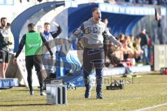 3. Liga; FC Hansa Rostock - FC Ingolstadt 04; Cheftrainer Daniel Brinkmann (HR) feuert die Mannschaft an