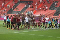 3. Fußball-Liga - Saison 2022/2023 - FC Ingolstadt 04 - SpVgg Bayreuth - Das Spiel ist aus - Jubel - Die Spieler bedanken sich bei den Fans - Tanzen - Freude - Foto: Meyer Jürgen