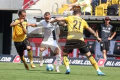 2.BL; Dynamo Dresden - FC Ingolstadt 04, kommt nicht durch, Fatih Kaya (9, FCI) Stark Yannick (5 DD) Sollbauer Michael (21 DD)