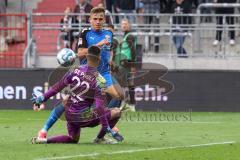 2.BL; FC St. Pauli - FC Ingolstadt 04, Dennis Eckert Ayensa (7, FCI) lupft Ball über Torwart Vasilj Nikola (22 Pauli) am Tor vorbei