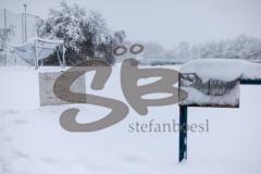 2023_12_2 - - Saison 2023/24 - Schnee auf dem Fussballplatz - SV Hundszell - XXXXX - XXXXX - Schild platz ist gesperrt Schnee Spielabsage Foto: Meyer Jürgen