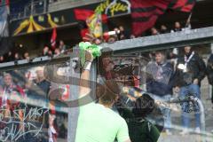 2023_11_11 - 3. Liga - Saison 2023/24 - MSV Duisburg - FC Ingolstadt 04 -  Die Mannschaft bedankt sich bei den Fans -  - Torwart Marius  Funk (Nr.1 - FCI) verschenkt sein Trikot an einen Fan - Foto: Meyer Jürgen