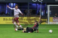 3. Liga; FC Viktoria Köln - FC Ingolstadt 04; Zweikampf Kampf um den Ball Frederik Christensen (11, FCI) Velasco Robin (11 VK)