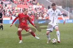 3. Liga; Rot-Weiss Essen - FC Ingolstadt 04; Zweikampf Kampf um den Ball Benjamin Kanuric (8, FCI) Moustier Tom (28 RWE)