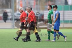 2024_2_17 - Saison 2023/24 - AUDI-Schanzer Amateur Cup - SV Hundszell - FC Gerolfing - Finale - Scidsrichter Ludwig Schmidt hinten - Schiedsrichter Hans Kroll vorne - Die Mannschaften betreten das Spielfeld -  - Foto: Meyer Jürgen