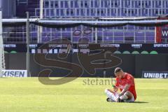 Relegation 2 - VfL Osnabrück - FC Ingolstadt 04 - Spiel ist aus, FCI steigt auf in die 2. Liga, Jubel Party, Fatih Kaya (9, FCI) auf dem Spielfeld und telefoniert