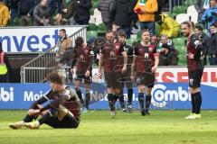 2.BL; SV Werder Bremen - FC Ingolstadt 04; Spie ist aus, Unentschieden Remis 1:1, Schanzer sind enttäuscht, Dennis Eckert Ayensa (7, FCI) am Boden, Merlin Röhl (34, FCI) Rico Preißinger (6, FCI) Marcel Gaus (19, FCI) Valmir Sulejmani (33, FCI)