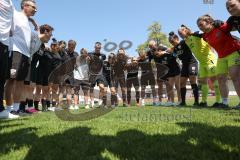 2. Fußball-Liga - Frauen - Saison 2022/2023 - FC Ingolstadt 04 - FCB München II - Die Mannschaft bildet einen Kreis vor dem Spiel - Alina Mailbeck (Nr.8 - FCI Frauen) motiviert ihre Mitspielerinnen - Foto: Meyer Jürgen