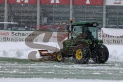 2023_12_1 - - Saison 2023/24 - Schnee auf dem Fussballplatz - ASP - Audi Sport Park - Platz ist gesperrt - Schild platz ist gesperrt Schnee Tor Spielabsage Schnee schippen Traktor Greenkeeper - Foto: Meyer Jürgen