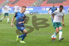 2.BL; FC Ingolstadt 04 - Werder Bremen, Christian Gebauer (22, FCI) Schuß Veljkovic Milos (13 Bremen) verteidigt