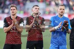 3. Liga; SSV Jahn Regensburg - FC Ingolstadt 04; Unentschieden nach dem Spiel Spieler bedanken sich bei den Fans, Simon Lorenz (32, FCI) Mladen Cvjetinovic (19, FCI) Torwart Marius Funk (1, FCI)