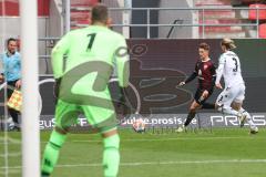 2.BL; FC Ingolstadt 04 - Hannover 96; Zweikampf Kampf um den Ball Jan Hendrik Marx (26, FCI) Niklas Hult (3 Han) Torwart Martin Hansen (1 Han)