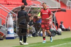 3. Liga; FC Ingolstadt 04 - SV Waldhof Mannheim; Marcel Costly (22, FCI) wird ausgewechselt, bedankt sich bei Cheftrainerin Sabrina Wittmann (FCI)