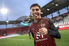 3. Liga; FC Ingolstadt 04 - 
Rot-Weiss Essen; Sieg Jubel Freude Spieler bedanken sich bei den Fans, Ehrenrunde, Deniz Zeitler (38, FCI)