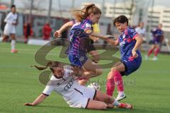 2. Bundesliga Frauen - Saison 2025/26 - FC Ingolstadt 04 Frauen - FSV Mainz - Leonie Hein (Nr.17 - FC Ingolstadt Frauen I) - Pageler Maja blau Mainz - Junold Emma blau Mainz rechts - Foto: Meyer Jürgen