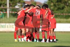 Freundschaftsspiel - Saison 2023/2024 - SV Manching - FC Ingolstadt 04 - Die Mannschaft bildet einen Kreis vor dem Spiel -  - Foto: Meyer Jürgen