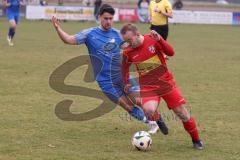 Kreisliga - Saison 2024/25- SV Hundszell - TSV Kösching-  - Jonas Betz rot Kösching - Johannes Rindlbacher blau Hundszell - Foto: Meyer Jürgen