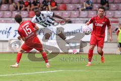 Toto Pokal; FC Memmingen - FC Ingolstadt 04, 2. Runde; Torchance verpasst Obed Ugondu (17, FCI) Michael Bergmann (15 FCM)