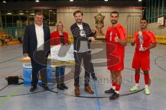 Lotto - Hallen - Bayerncup -  Saison 2022/2023  - Siegerehrung -Christoph Enzmann übergibt den Pokal an die Siegermannschaft FC Fatih Ingolstadt - Akif Abasilkeles -  Foto: Meyer Jürgen